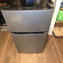 Hisense 3.1-cu ft Mini Fridge with Freezer Compartment (Sliver)