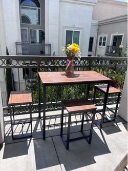 Cute table with 3 barstools