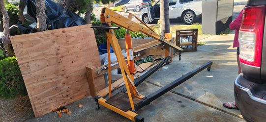 Cherry picker works engine hoist