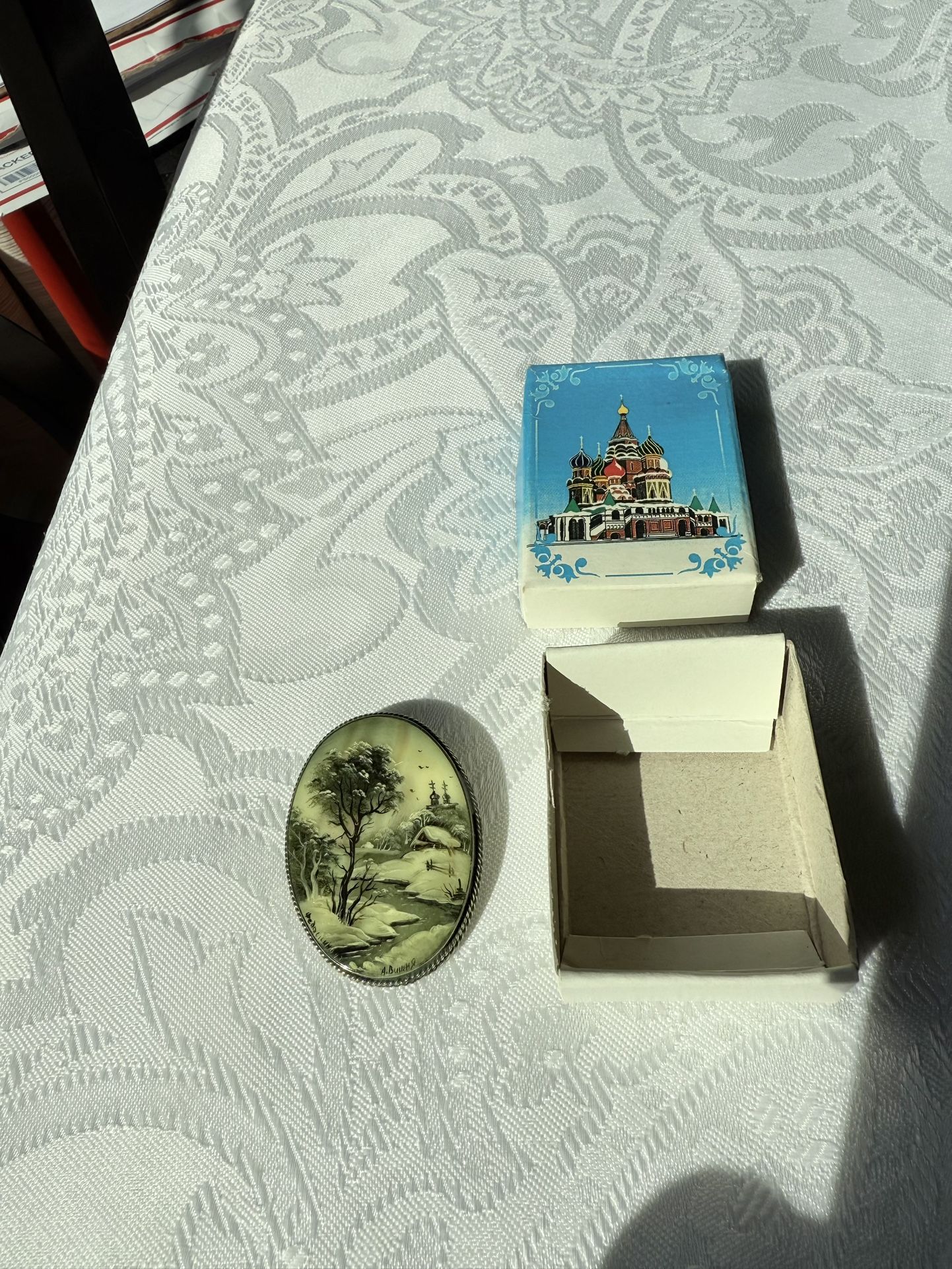 RARE FIND. Mother of pearl hand painted vintage brooch, natural shell. Famous Fedoskino lacquer miniature. Author’s signature. New. In original box. G