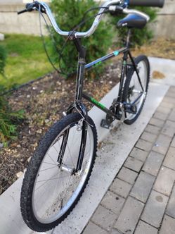 Up for sale is a classic 1990s Raleigh M50 Mountain Bike. Solid USA-crafted steel frame, built to last and perfect for city commuting, light trail rid