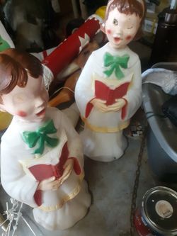 Christmas Carolers With Light Post 