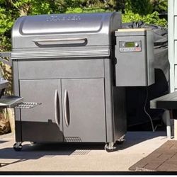 TRAEGER SILVERTON XL PELLET GRILL SMOKER WITH WI-FI TECHNOLOGY WORKS GREAT