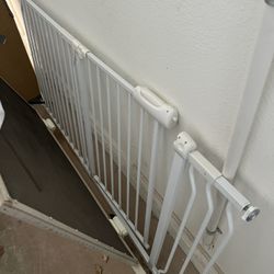 Baby Or Pet Gate 5 Feet With Door 