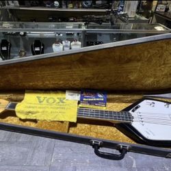 Vintage late 1960’s VOX Phantom IV base guitar made in Italy comes with original case pick up only