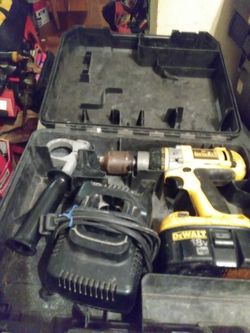 DEWALT 18VOLT HAMMER DRILL WITH HANDLE & XRT BATTERY & CHARGER & CARRYING CASE