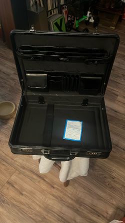 SAMSONITE Black Leather Briefcase. NEW never used.