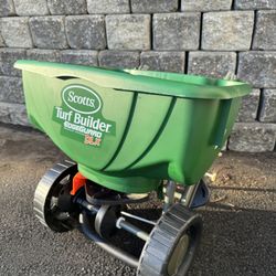 Scotts Turf Builder EdgeGuard Broadcast Spreader DLX