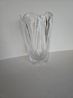 Large 9.5” Cut Crystal Vase – Sculptural Petal Rim – Excellent Condition