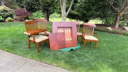 Game table w/ 4 Chairs