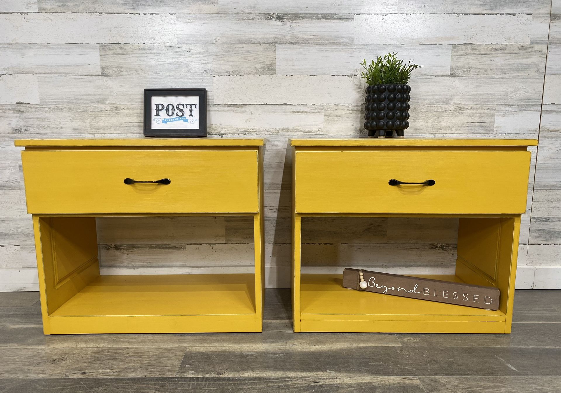 Set Of 2 Yellow Nightstands 