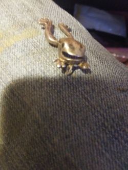Real silver vintage frog pendant