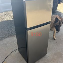 Vissani Mini Fridge & Freezer 