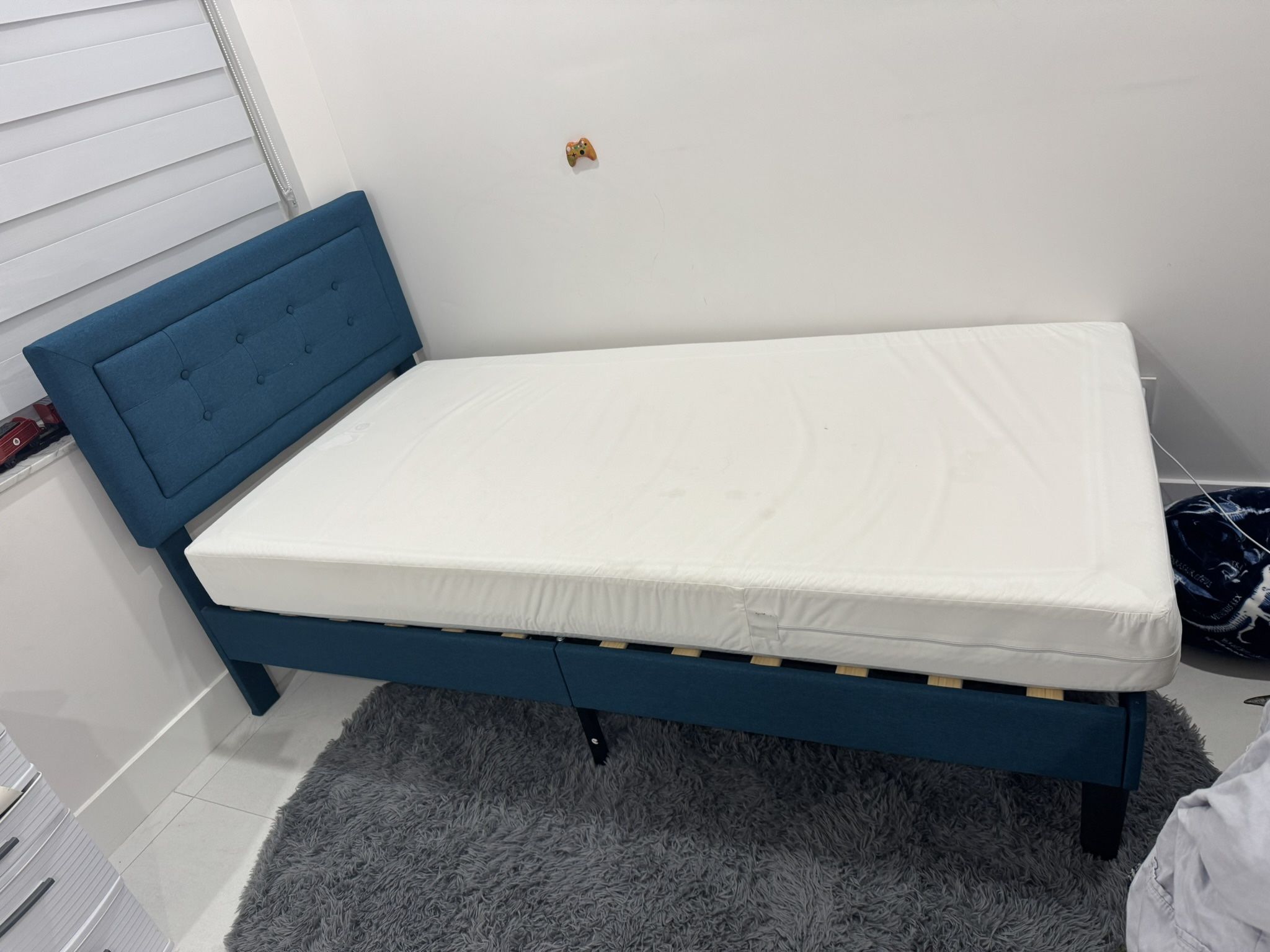 2 Twin Beds With Mattress And Cover
