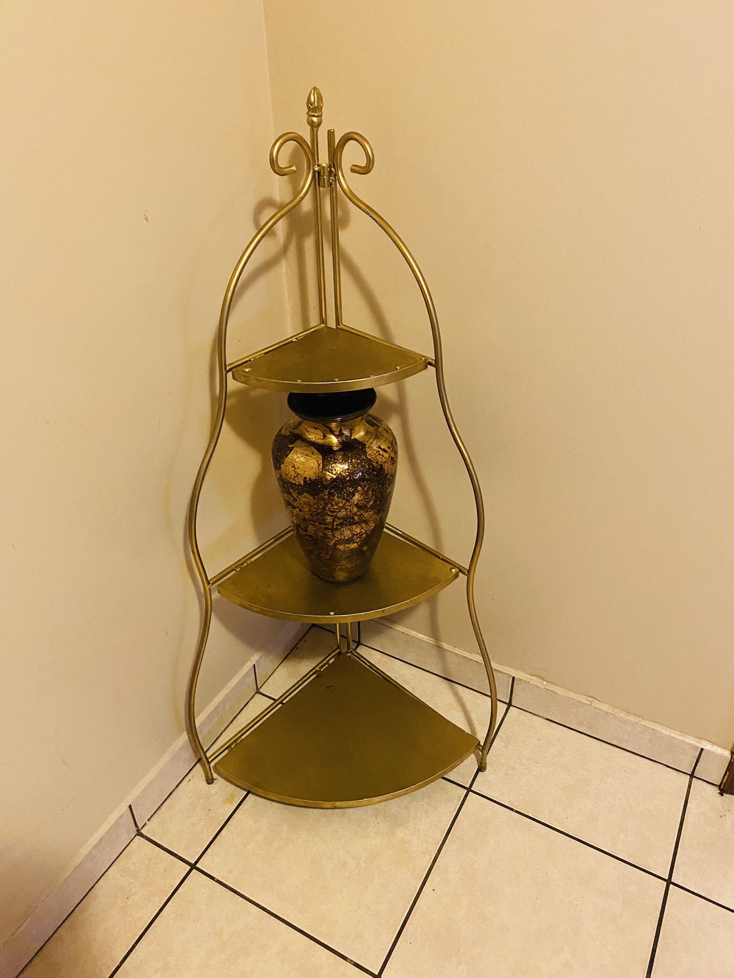 Corner Shelf & Vase