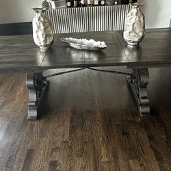 Dining Table, Excellent Condition, Like New, 6 To 10 People