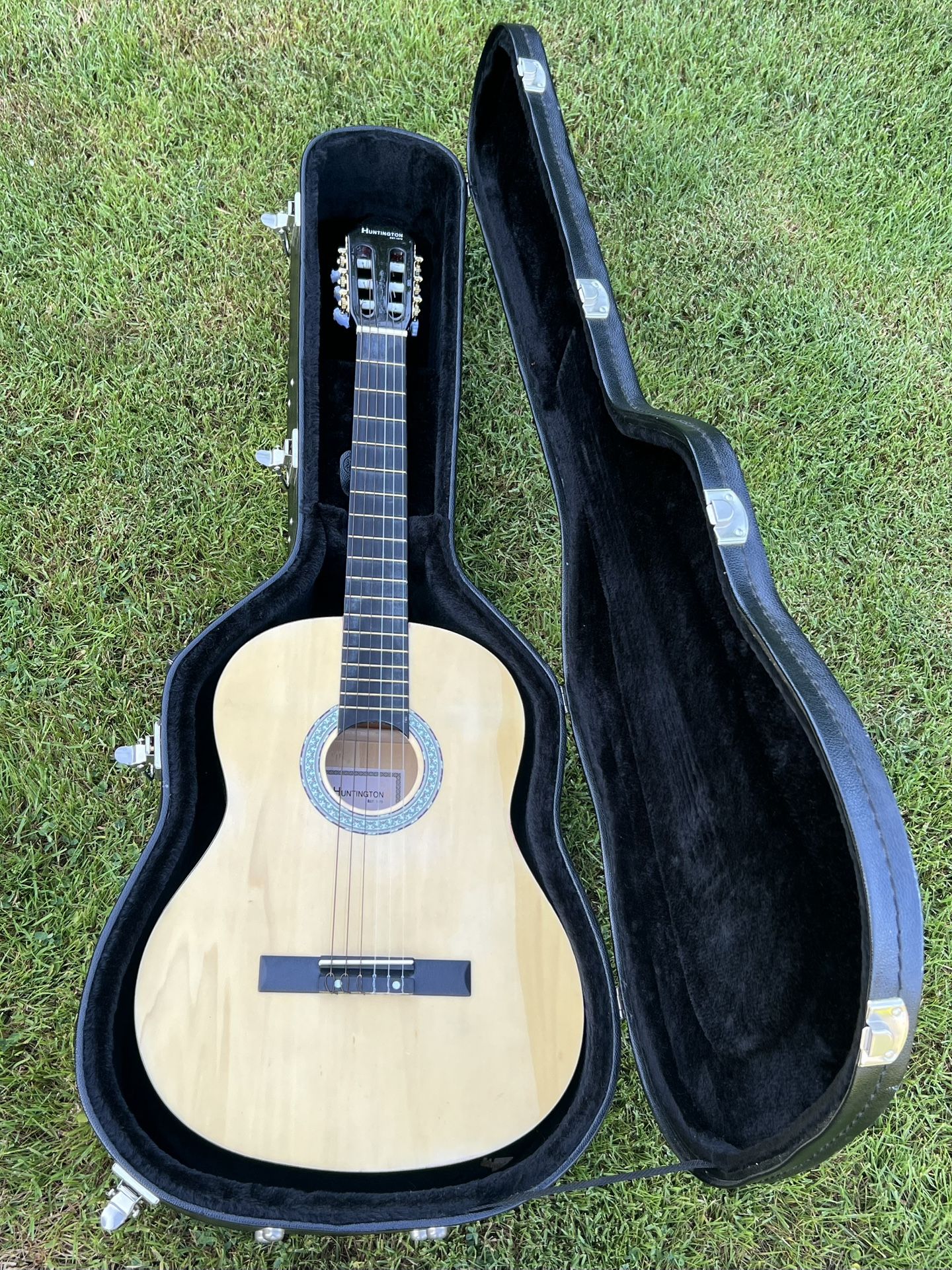 Huntington 6 String Acoustic Guitar W/Road Runner Hard Case