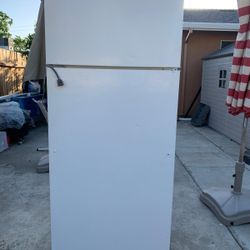 Ge White Refrigerator In Good Condition For Sale 