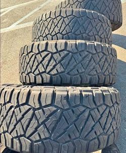 Vendo set de llantas 35x12.50r20 nitto ridge grappler en perfectas condiciones