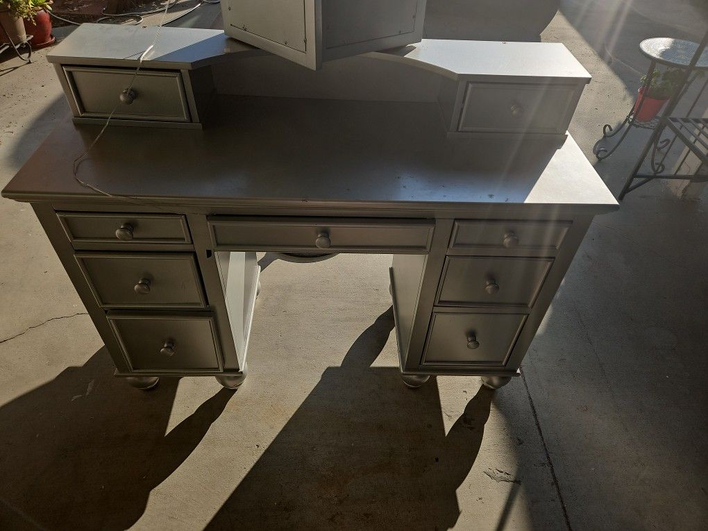 Make Up Vanity, Sturdy, Well Built With CHAIR