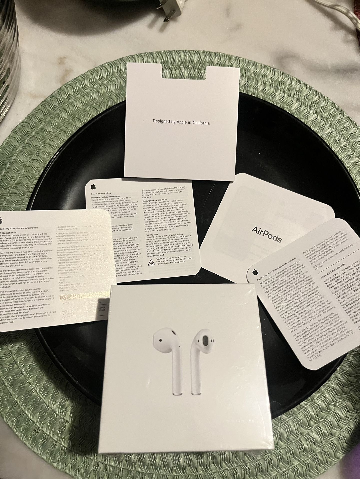 Apple AirPods 2nd gen (2019) - Lightning Charging case