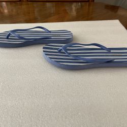 Old Navy Blue and White Flip Flops - Size 8