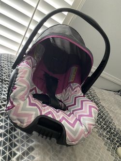 Car seat with car seat lock