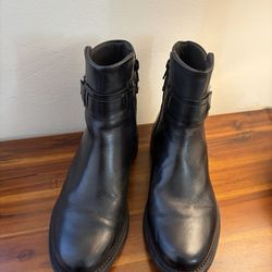 Booties size 7M in Whittier CA