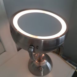 CONAIR 5X MAGNIFIER MIRROR WITH 3 DIFFERENT TIME LIGHTS IT WORKS PERFECT 