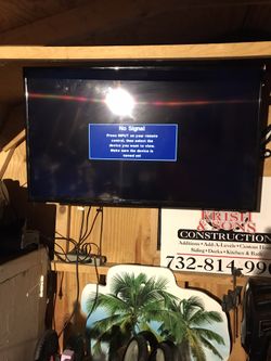 40 inch Insigna With Wall Mount