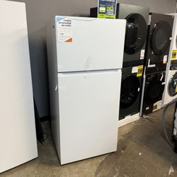 White Top Freezer Refrigerator 18 Cubic Ft. 🔥