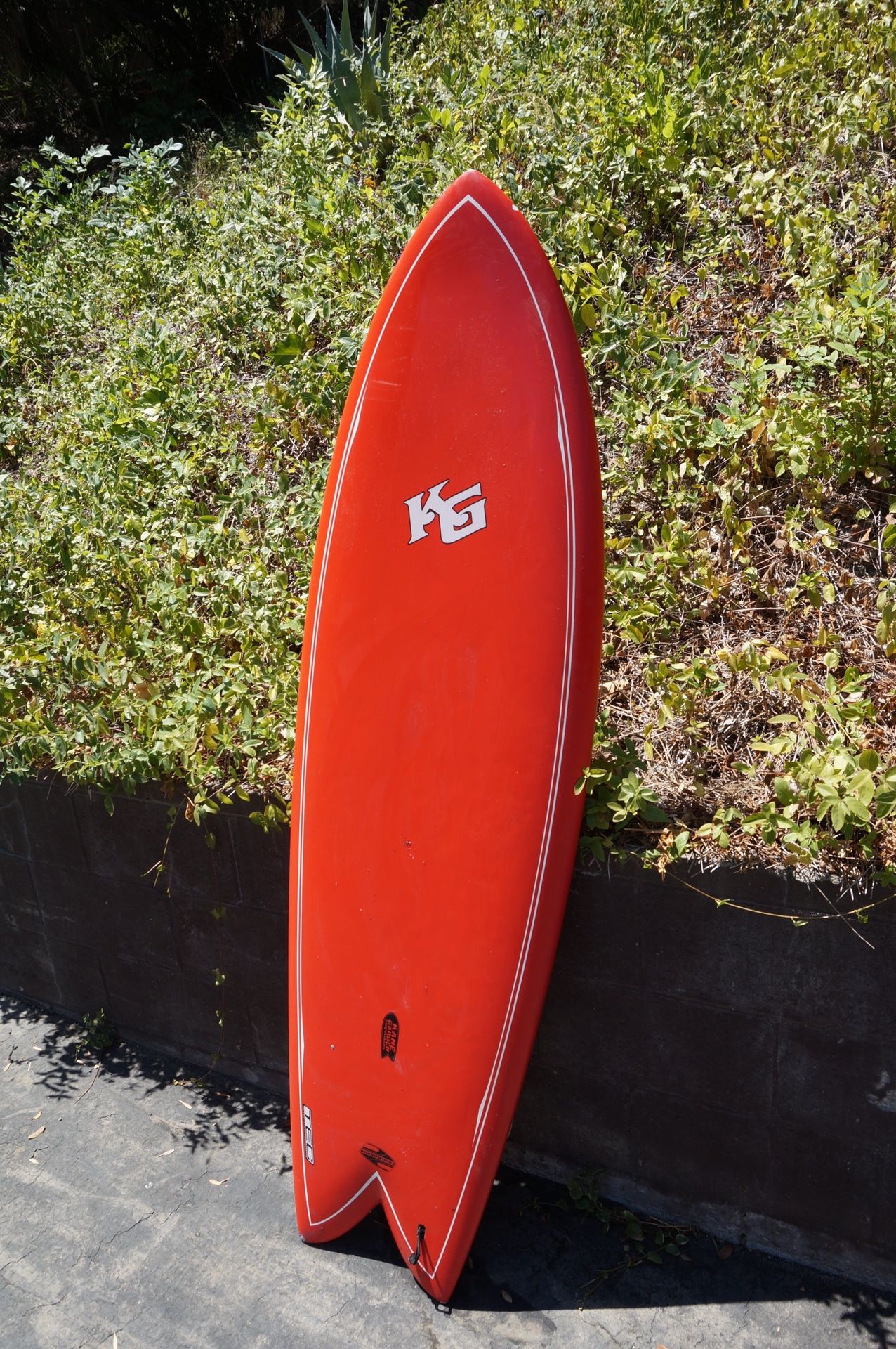 Kane Garden Fish 6’0” quad surfboard red
