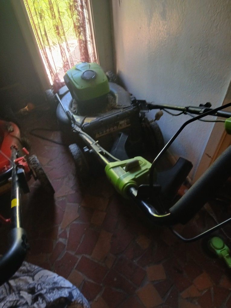 Ryobi SELF PROPELLED LAWNMOWER