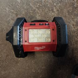 Milwaukee flood light with a     milwaukee m18 redlithium high output xc8.0 battery