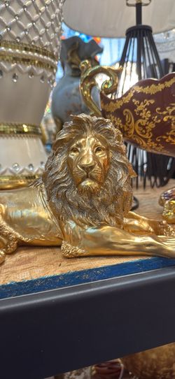 Gold lion figurine 13”w/5”