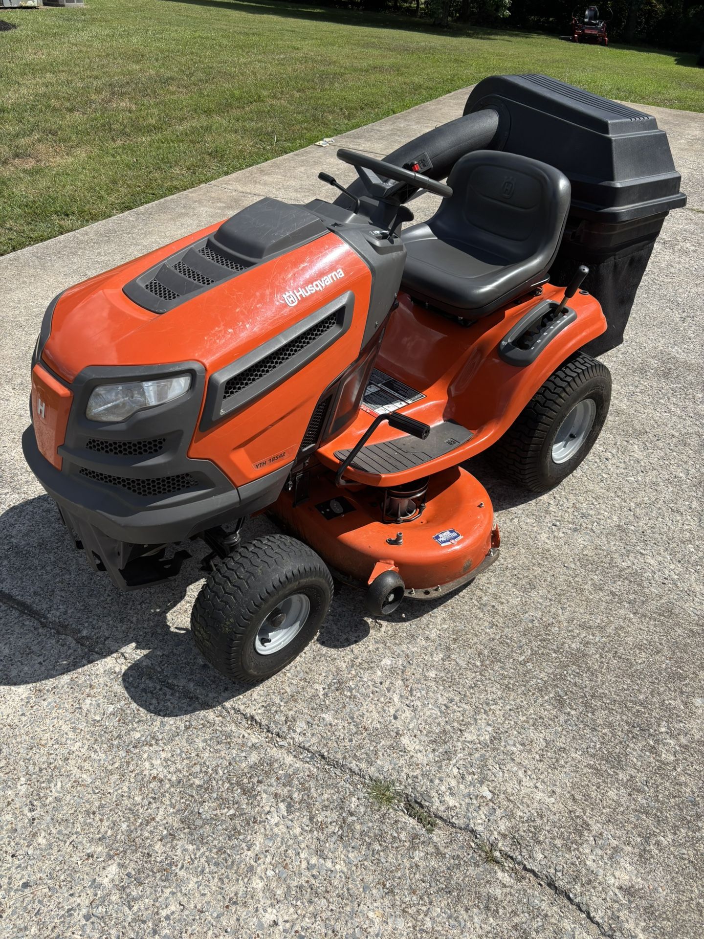 Husqvarna YTH18542 Riding Lawn Mower – 42” Deck