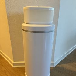 Munchkin Step Diaper Pail And Touch Free Wipe Warmer 