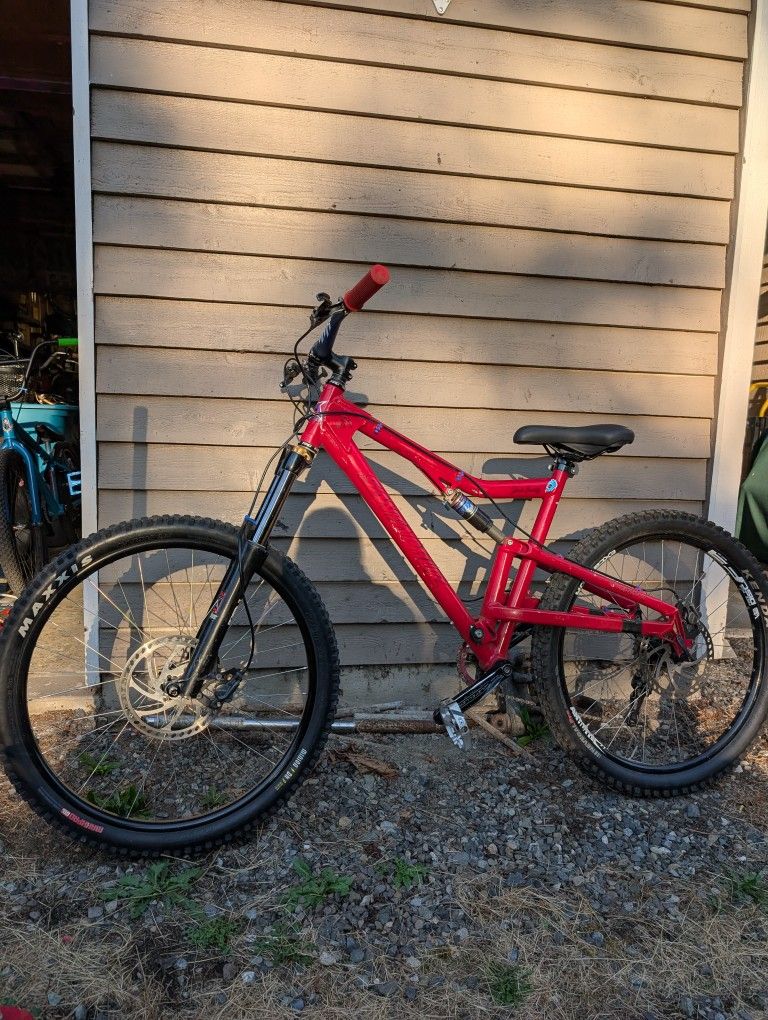 Santa Cruz Downhill Mountain Bike. 26"
