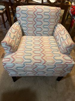 Patterned Accent Chair – Comfortable & Stylish