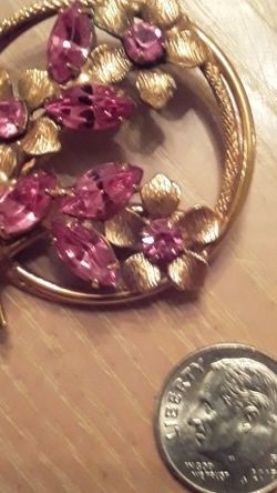 Vintage Goldtone Broach. Hot Pink Stones.