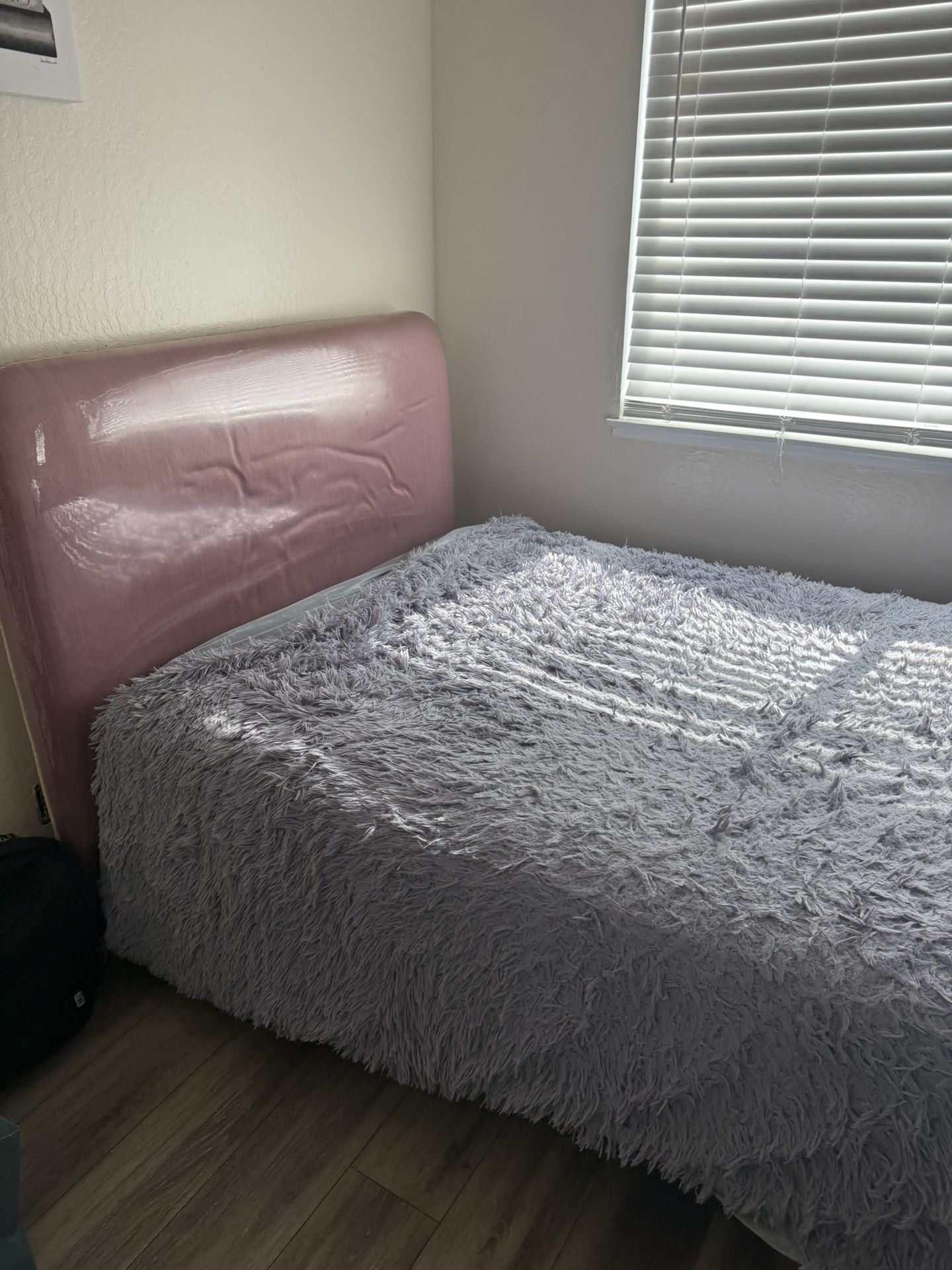 Headboard/full-size mattress/frame