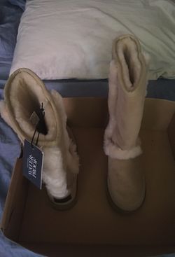 Brand new waterproof Uggs size 6 bought for 300.00 selling for 100.00 or best offer