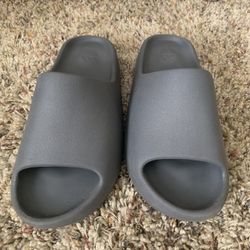 Yeezy Slides Grey size 11 *OFFER*