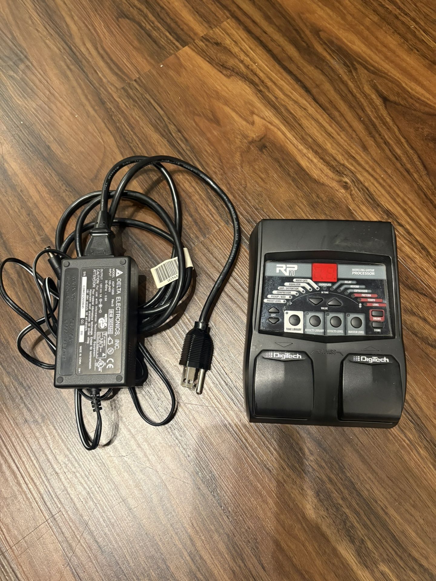 Digitech RP70 Guitar Multi-Effects Processor w/ adapater