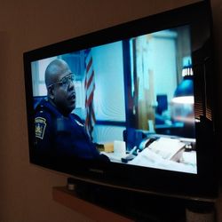 Samsung 32 Inch TV With Wall Mount (Reduced Price)