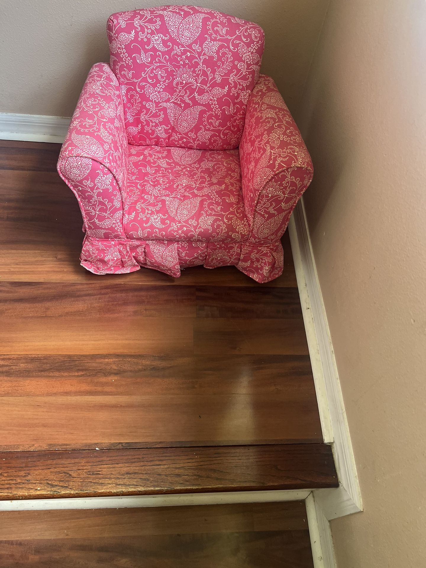 Golden Chair, Inc. Toddler Rocking Chair. Used but in very good condition. Cute pick chair!