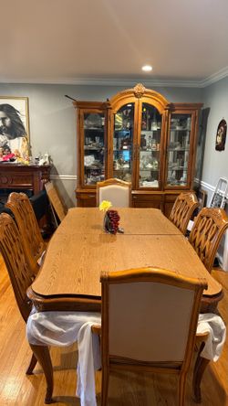 Beautiful Solid Wood Dining Room Set – Excellent Condition!