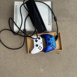 Xbox 360 + Remotes 