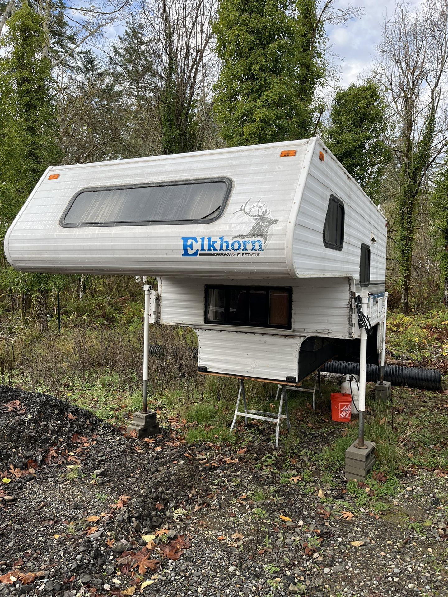 Elkhorn 9T Extended Cabover Camper