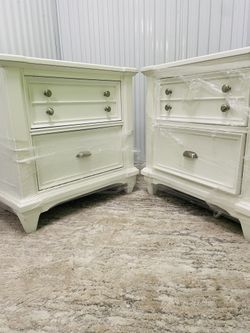 🛏️ 2 White Nightstands | Power Connection Included 🛏️